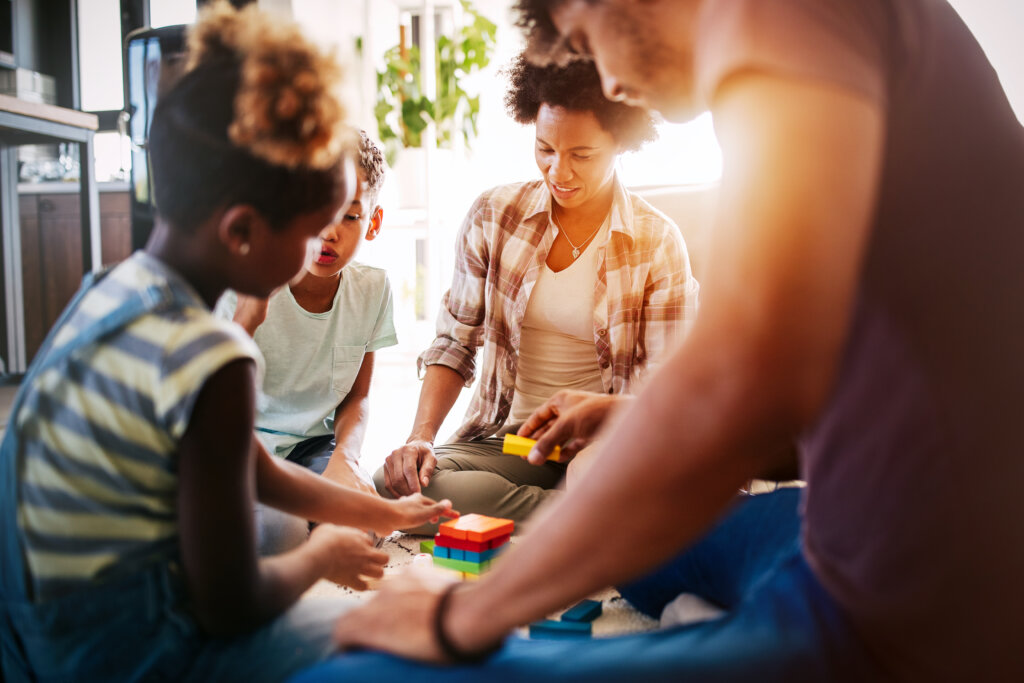 Una familia jugando