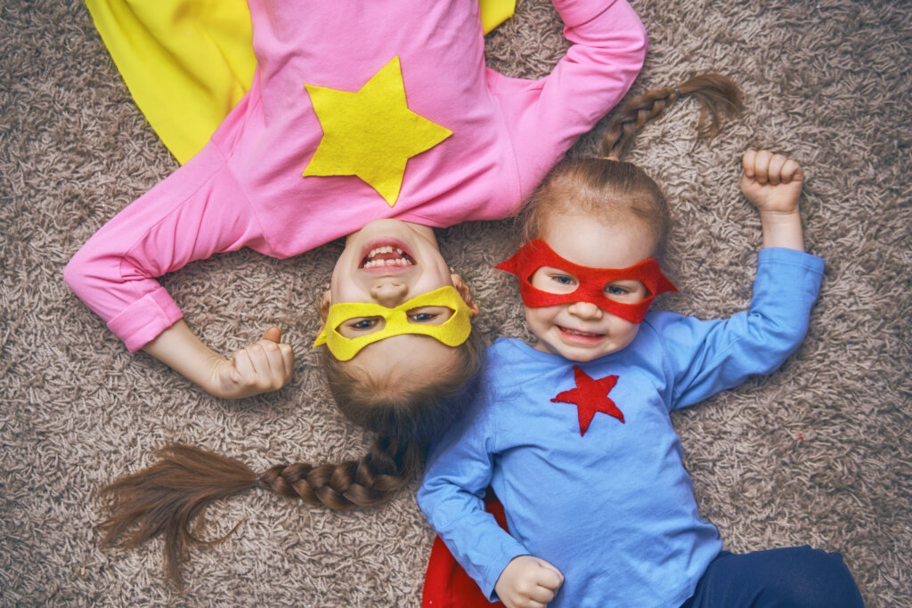 Dos niñas vestidas de superheroe