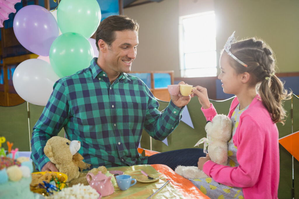 Niña jugando con padre