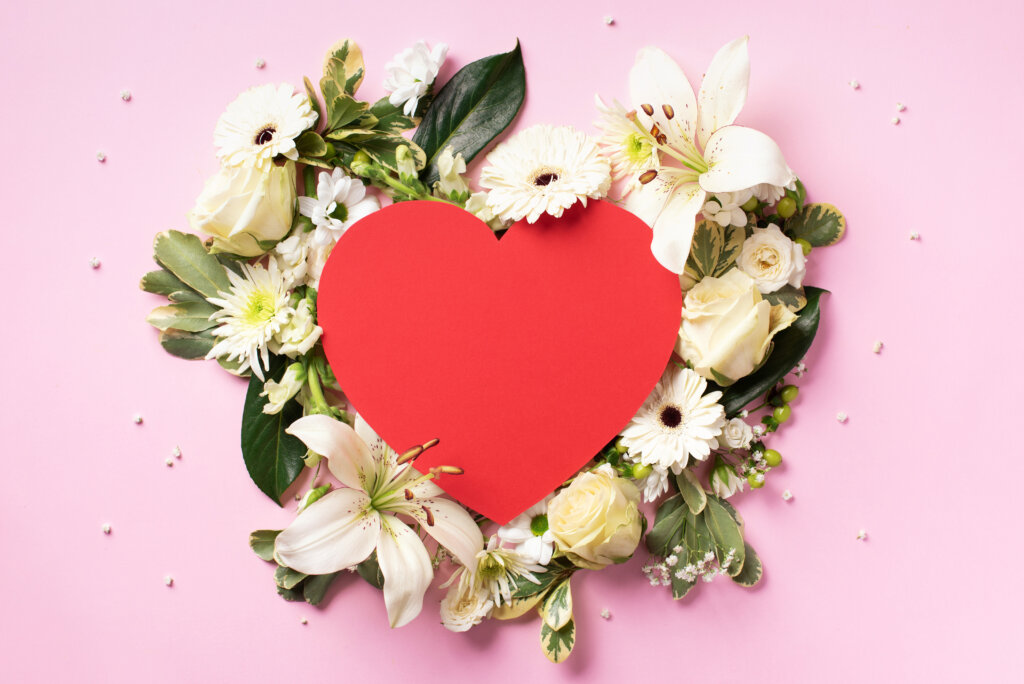 Corazon envuelto en flores