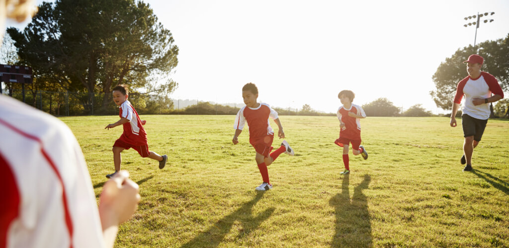 Niños jugando al futbol