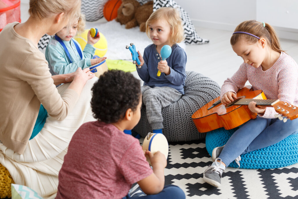 Una familia tocando instrumentos