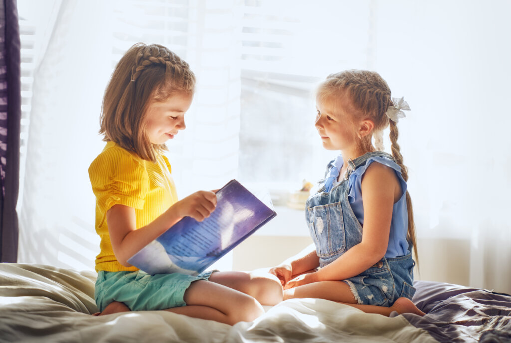 Niñas leyendo