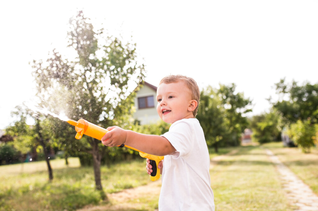 Niño con pistola de agua