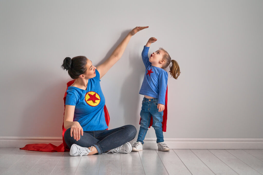 Madre midiendo cremiento de su hija
