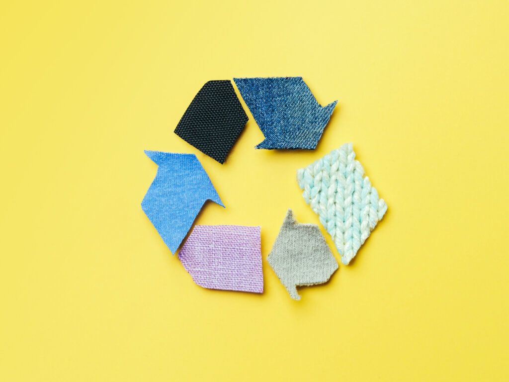 Simbolo de reciclaje con diferentes telas