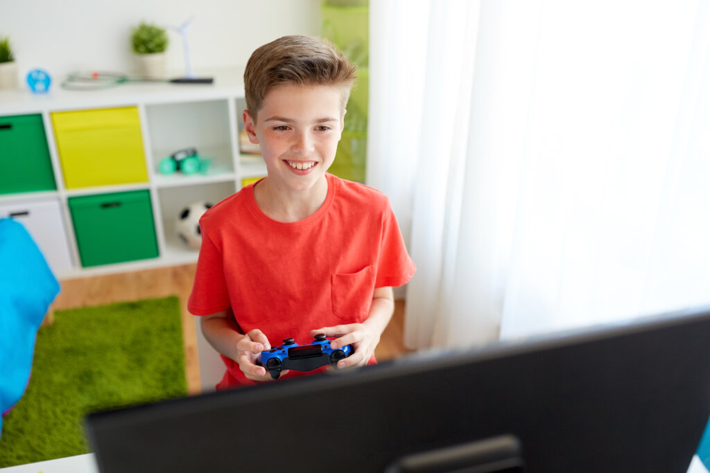 Niño jugando a la consola