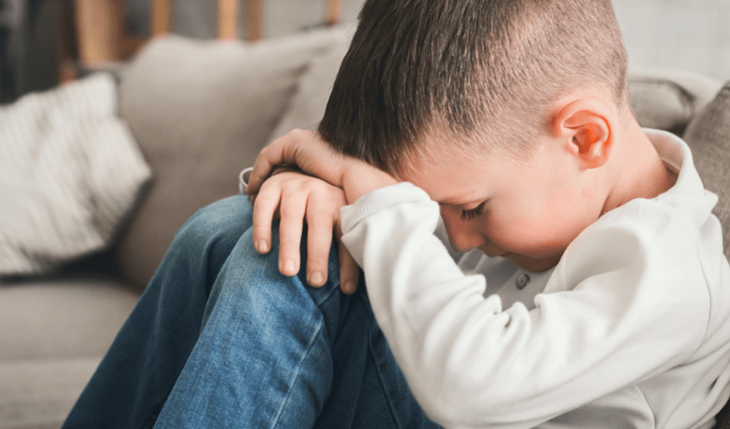 Muestra a un niño enfadado