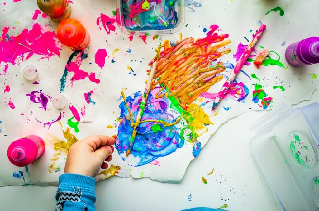 Niño pintando