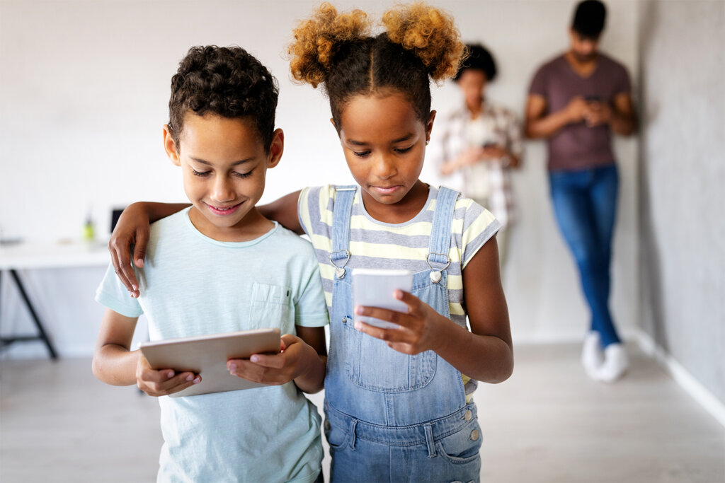 Niños mirando tablet y smartphone