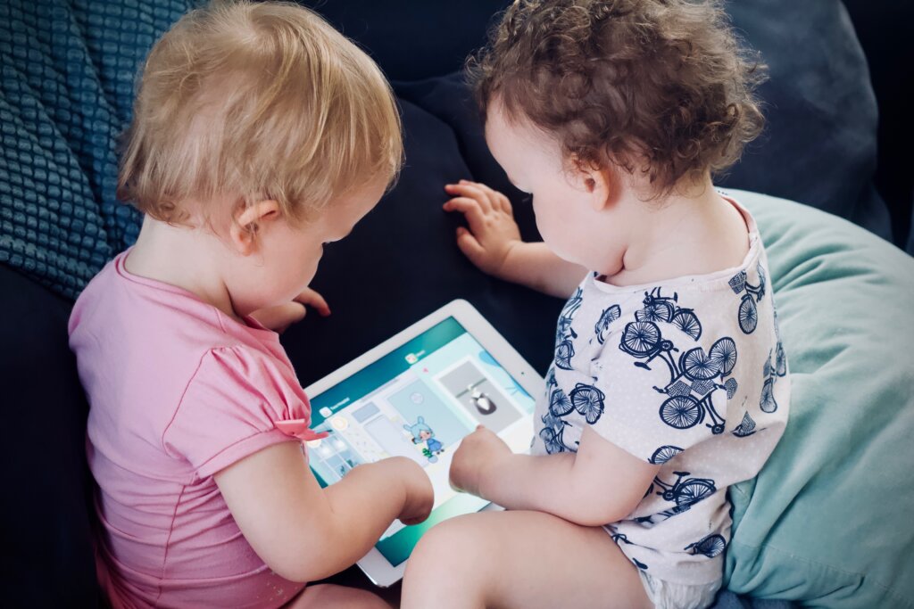 Bebés jugando con una tablet