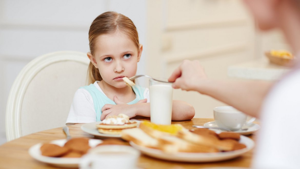 Qué hacer cuando un niño o una niña no quiere comer