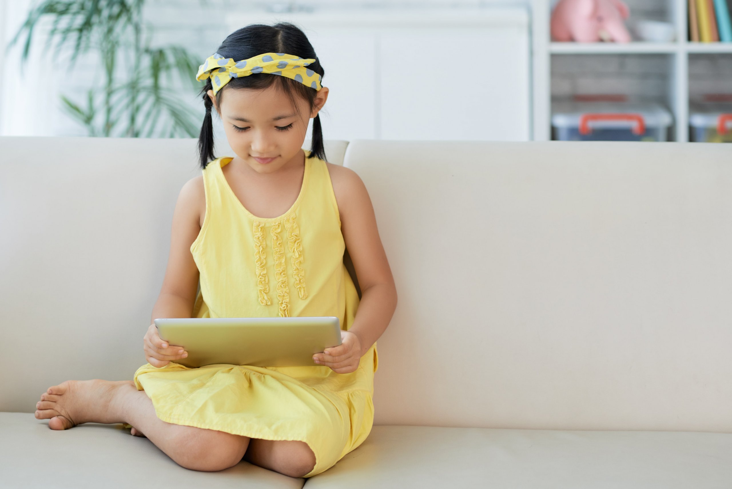 Niña jugando con tablet