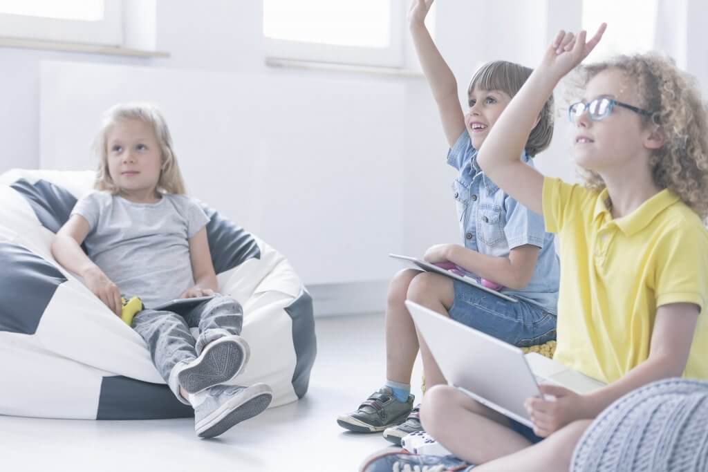 Niños y niñas en clase