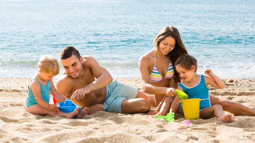 5 juguetes e ideas para que los peques se diviertan en la playa